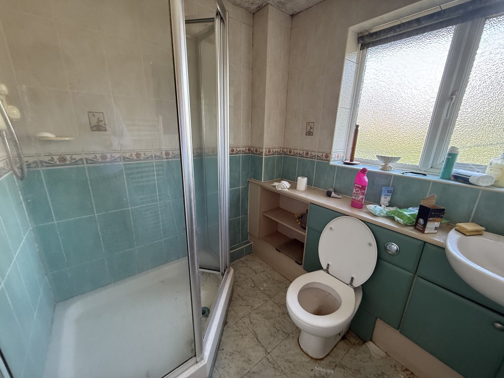 Lot: 25 - TERRACE HOUSE FOR REPAIR AND REFURBISHMENT WITH GARAGE - Bathroom with shower and hand basin